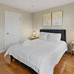 Stylish And Comfortable 1-Br In The Heart Of Detroit