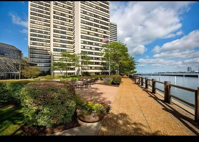 Downtown Detroit Luxury Apartment With Riverview Of Canada